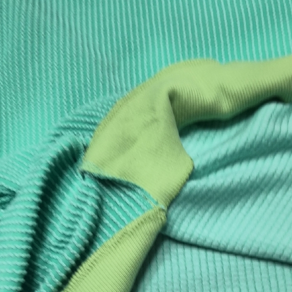 Vibrant Two Tone Green Oversized Knit Top Size XL - Picture 16 of 16